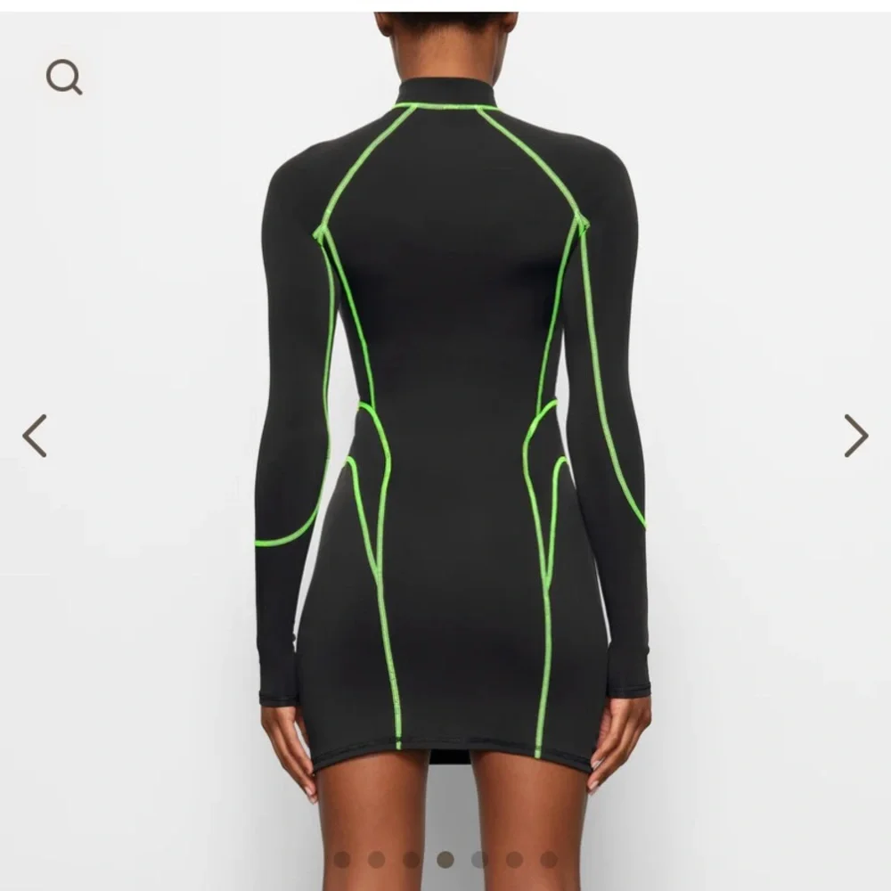 SKIMS ROSALÍA CAPSULE MOTOMAMI CONTOUR MOCK NECK MINI BRAT DRESS - Picture 2 of 7